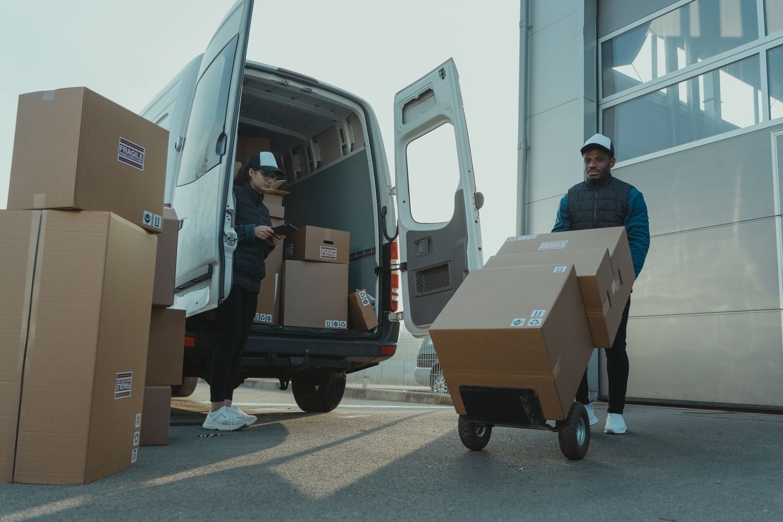 HB-Logistik Team im Lager